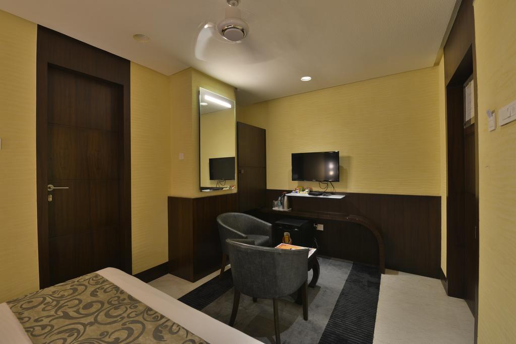 The Golden Oak Hotel Raipur  Ngoại thất bức ảnh