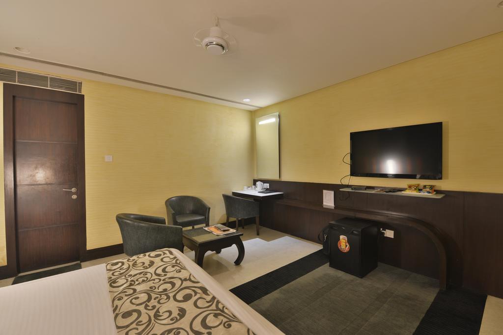 The Golden Oak Hotel Raipur  Ngoại thất bức ảnh