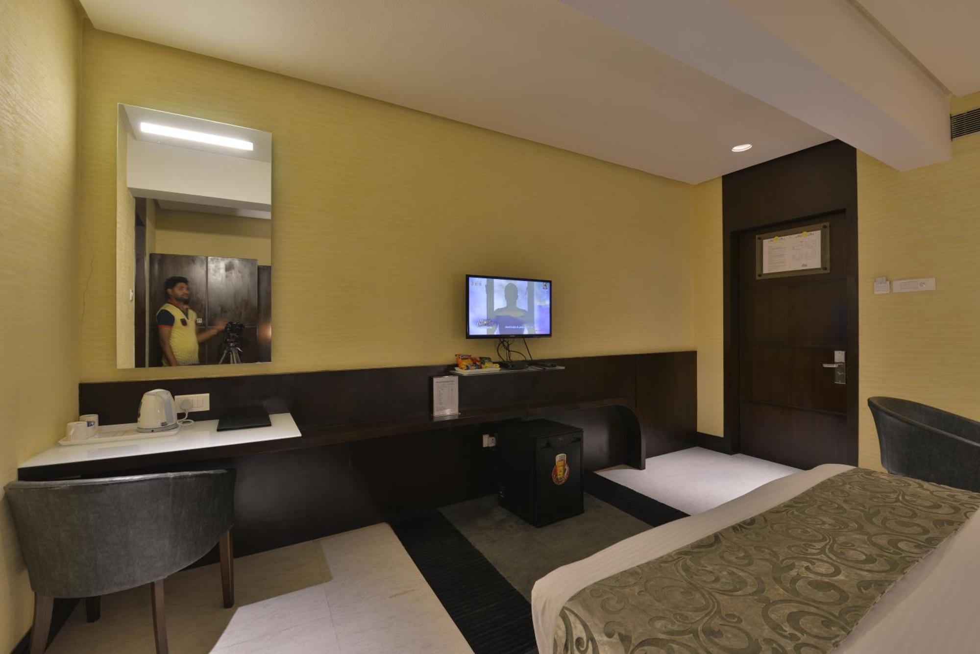 The Golden Oak Hotel Raipur  Ngoại thất bức ảnh