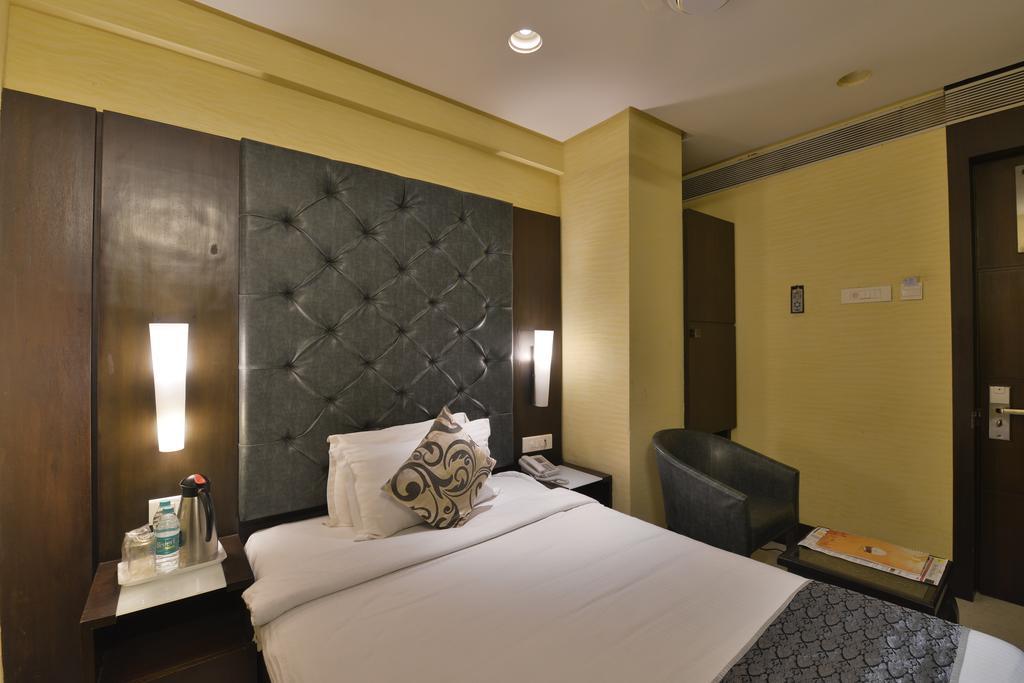 The Golden Oak Hotel Raipur  Ngoại thất bức ảnh