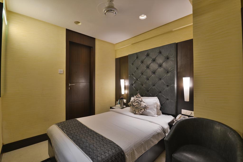 The Golden Oak Hotel Raipur  Phòng bức ảnh