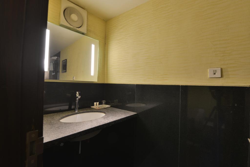 The Golden Oak Hotel Raipur  Ngoại thất bức ảnh